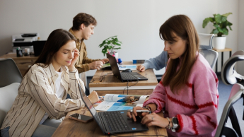 Zarządzanie produkcją, jakością i usługami | Studia I stopnia we Wrocławiu | Uniwersytet WSB Merito we Wrocławiu: studenci pracujący nad wspólnym projektem 
