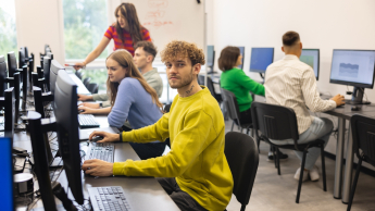 Bezpieczeństwo i higiena pracy | Studia podyplomowe we Wrocławiu | Uniwersytet WSB Merito we Wrocławiu: studenci podczas zajęć w pracowni komputerowej