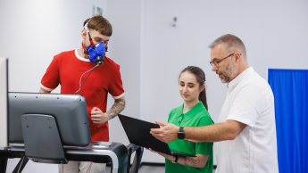 Dietetyka w sporcie i fizjologia wysiłku fizycznego | Studia II stopnia we Wrocławiu | Uniwersytet WSB Merito we Wrocławiu: studenci w pracowni kalorymetrii