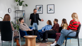 Psychologia pracy i zarządzanie zespołami | Studia I stopnia we Wrocławiu | Uniwersytet WSB Merito we Wrocławiu: studenci podczas zajęć z psychologii zarządzania zespołem