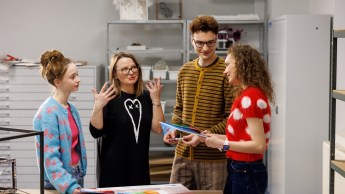Consumer Neuroscience & Behavioral Design | Studia II stopnia we Wrocławiu | Uniwersytet WSB Merito we Wrocławiu: studenci pracujący nad projektem grupowym