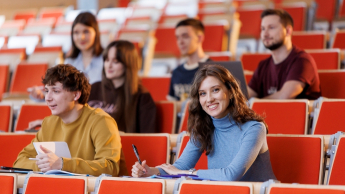 Zarządzanie w administracji publicznej | Studia II stopnia we Wrocławiu | Uniwersytet WSB Merito we Wrocławiu: studenci podczas zajęć na sali wykładowej