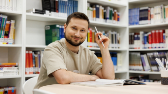 Menedżer procesów transportowych | Studia II stopnia we Wrocławiu | Uniwersytet WSB Merito we Wrocławiu: student uczący się w bibliotece