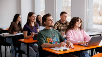 Podatki i doradztwo podatkowe | Studia II stopnia we Wrocławiu | Uniwersytet WSB Merito we Wrocławiu: studenci podczas zajęć z finansów i rachunkowowści