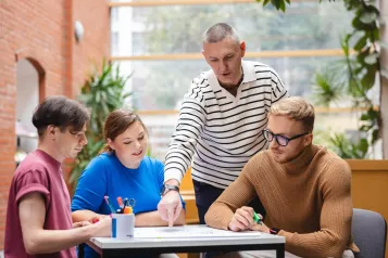 Biznes | Uniwersytet WSB Merito we Wrocławiu: studenci pracujący nad projektem grupowym