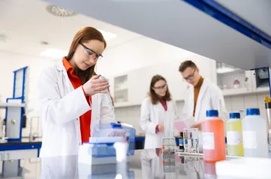 Laboratoria i pracownie | Uniwersytet WSB Merito we Wrocławiu: studenci na zajęciach w laboratorium chemii, biochemii i mikrobiologii