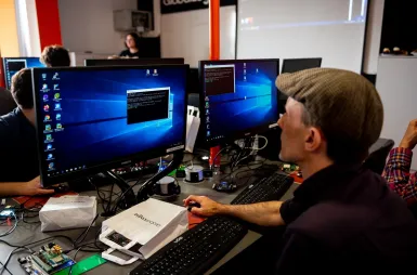 Laboratoria i pracownie | Uniwersytet WSB Merito we Wrocławiu: studenci na zajęciach w laboratorium internetu rzeczy