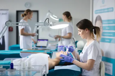 Pracownia kosmetologii | Uniwersytet WSB Merito we Wrocławiu: studenci odbywający zajęcia w pracowni kosmetologicznej