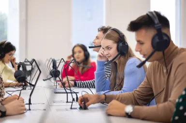 Laboratoria i pracownie | Uniwersytet WSB Merito we Wrocławiu: studenci odbywający zajęcia w sali do tłumaczeń ustnych