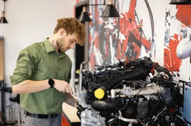 Laboratoria i pracownie | Uniwersytet WSB Merito we Wrocławiu: studenci odbywający zajęcia w centrum lean management