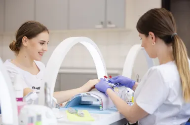 Laboratoria i pracownie | Uniwersytet WSB Merito we Wrocławiu: pracownia manicure i stylizacji paznokci