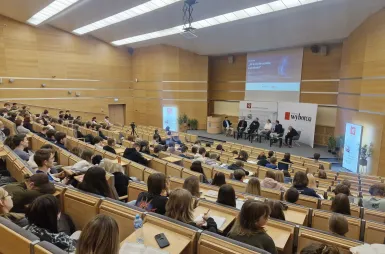 Rekordowy Polonez dla Fredry i ciekawa debata o AI | Aktualności | Uniwersytet WSB Merito we Wrocławiu: Audtorium debaty - dziesiątki uczniów słuchają dyskusji ekspertów