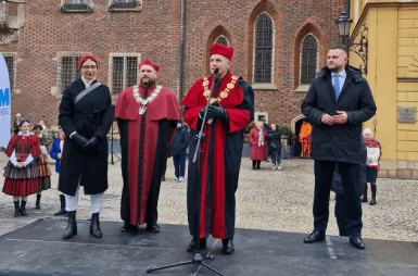 Rekordowy Polonez dla Fredry i ciekawa debata o AI | Aktualności | Uniwersytet WSB Merito we Wrocławiu: Przemówienia podczas uroczystości