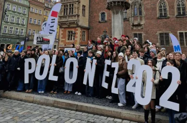 Rekordowy Polonez dla Fredry i ciekawa debata o AI | Aktualności | Uniwersytet WSB Merito we Wrocławiu: Uczestnicy Poloneza dla Fredry zebrani pod ratuszem