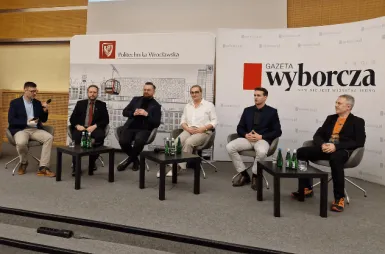 Rekordowy Polonez dla Fredry i ciekawa debata o AI | Aktualności | Uniwersytet WSB Merito we Wrocławiu: Paneliści w debacie na chwilę przed rozpoczęciem dyskusji