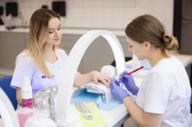 Laboratoria i pracownie | Uniwersytet WSB Merito we Wrocławiu: studentki na zajęciach w pracowni manicure