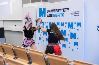 Marzenia, odwaga i wielkie plany – gala finałowa II edycji Stypendium Marzeń | Aktualności | Uniwersytet WSB Merito we Wrocławiu: Gala Stypendium Marzeń - pokaz walki w ramach prezentacji.