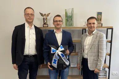 Nasz absolwent nagrodzony w konkursie GPW! | Aktualności | Uniwersytet WSB Merito we Wrocławiu: Pan Jakub Osóbka wraz z Rektorem i Dziekanem
