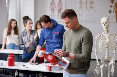 Laboratoria i pracownie | Uniwersytet WSB Merito we Wrocławiu: studenci na zajęciach w laboratorium anatomii