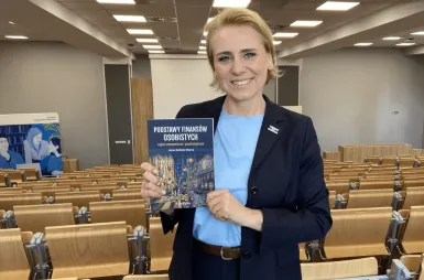 Książka naszej wykładowczyni "Podstawy finansów osobistych" | Aktualności | Uniwersytet WSB Merito we Wrocławiu: Dr Joanna Myślińska-Wieprow z książką