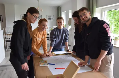 Aktualności | Uniwersytet WSB Merito we Wrocławiu: uczestnicy szkoły liderów pracujący nad wspólnym projektem