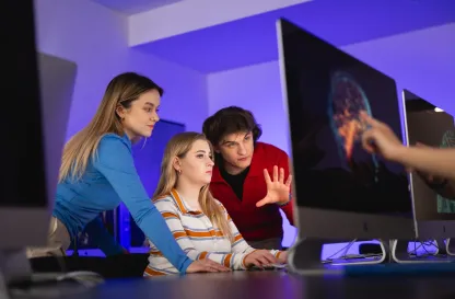 Aktualności | Uniwersytet WSB Merito we Wrocławiu: studenci na zajęciach w sali informatycznej