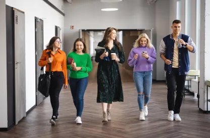 Aktualności | Uniwersytet WSB Merito we Wrocławiu: studenci idący korytarzem