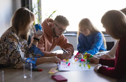 Aktualności | Uniwersytet WSB Merito we Wrocławiu: studenci pracujący nad wspólnym projektem 