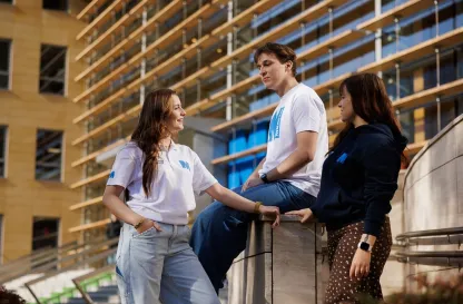 Aktualności | Uniwersytet WSB Merito we Wrocławiu: studenci rozmawiający ze sobą przed budynkiem uczelni