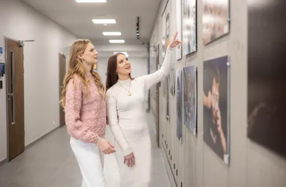 Aktualności | Uniwersytet WSB Merito we Wrocławiu: studentki oglądające wystawę