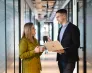 Ruszyły zapisy do 13. edycji Programu CRC! | Aktualności | Uniwersytet WSB Merito we Wrocławiu: uczestnicy studiów podyplomowych rozmawiający na korytarzu