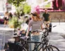 Progress Days 2026 – darmowe podcasty o zmianie zawodowej | Aktualności | Uniwersytet WSB Merito we Wrocławiu: studentka parkująca rower