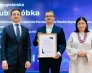 Spotkanie "My Future in Wroclaw" | Aktualności | Uniwersytet WSB Merito we Wrocławiu: Jakub Osóbka odbierający nagrodę