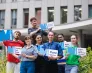 Raport: Barometr nastrojów polskich księgowych 2026 | Aktualności | Uniwersytet WSB Merito we Wrocławiu: Grupa studentów stoi przed budynkiem