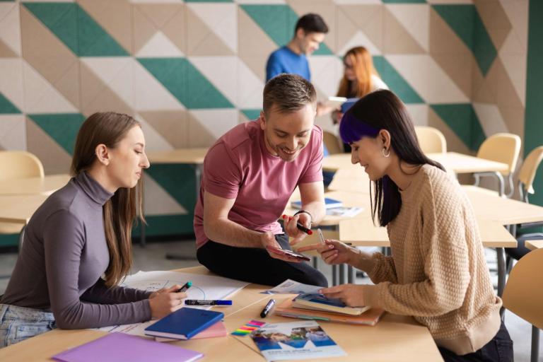 Nasze wartości | Uniwersytet WSB Merito we Wrocławiu: studenci - praca w grupie nad projektem