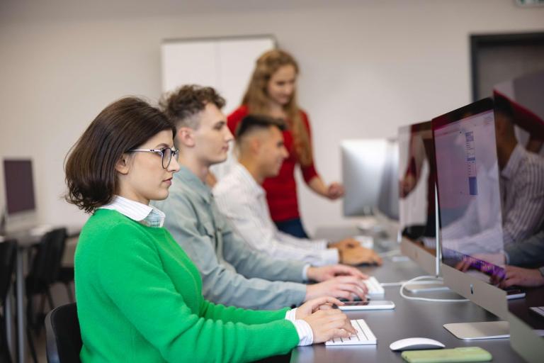 Kursy przygotowawcze do podjęcia nauki na studiach dla cudzoziemców | Uniwersytet WSB Merito we Wrocławiu: studenci - pracownia komputerowa