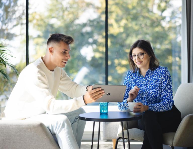 Biuro Karier | Uniwersytet WSB Merito we Wrocławiu: studenci, tablet, rozmowa