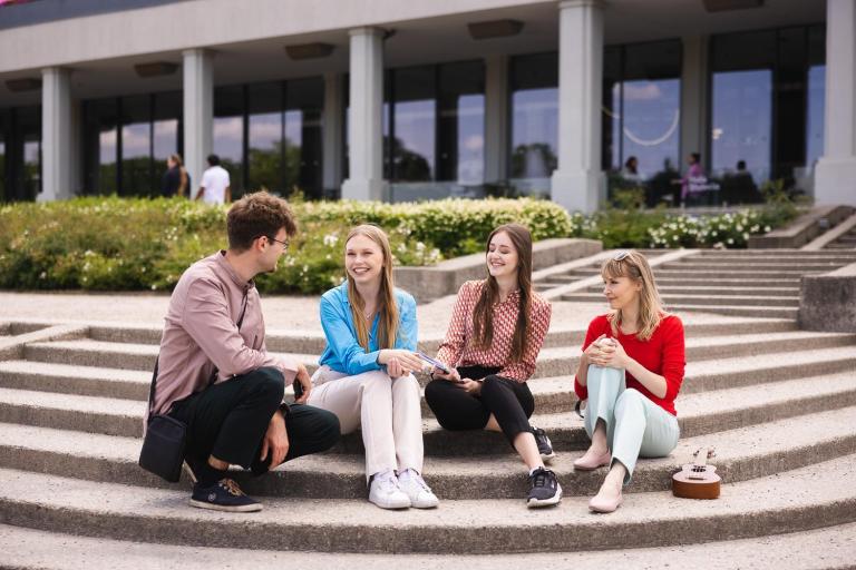 Studia II stopnia z podyplomowymi we Wrocławiu | Uniwersytet WSB Merito we Wrocławiu: studenci, plener, czas wolny