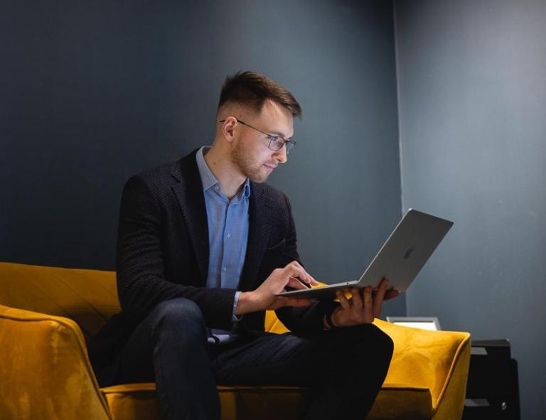 Zasady rekrutacji | Uniwersytet WSB Merito we Wrocławiu: Wrocław - zasady rekrutacji - student korzystający z laptopa