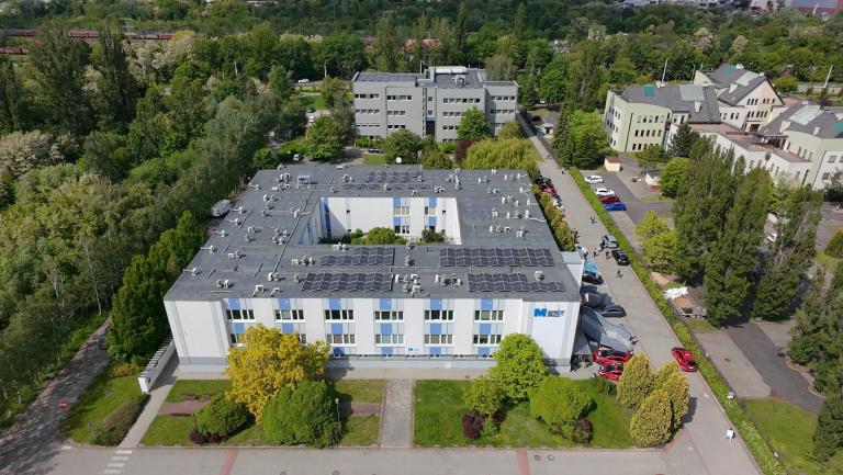 Nasz kampus | Uniwersytet WSB Merito we Wrocławiu: budynek A oraz B z drona
