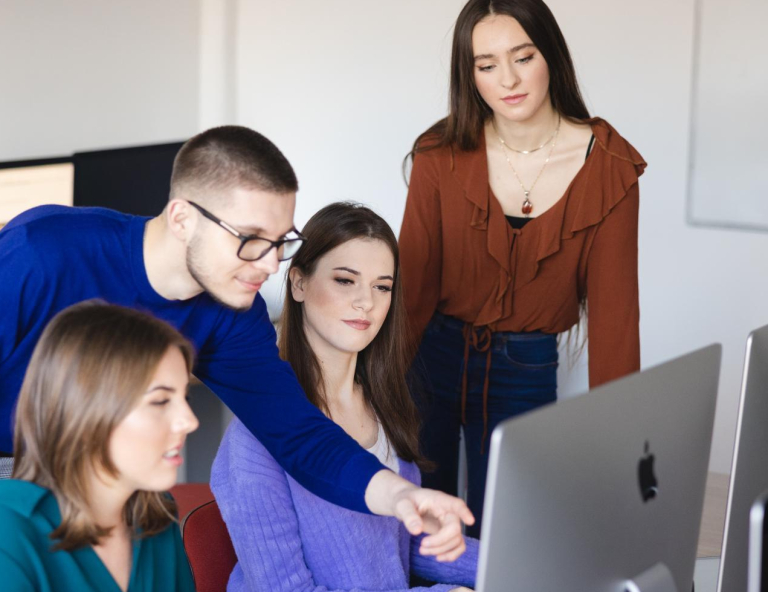 Informatyka | Studia II stopnia ze studiami podyplomowymi we Wrocławiu | Uniwersytet WSB Merito we Wrocławiu: studenci w pracowni komputerowej