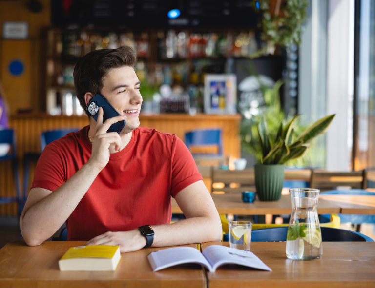 Inżynieria zarządzania – studia inżynierskie | Studia I stopnia we Wrocławiu | Uniwersytet WSB Merito we Wrocławiu: student rozmawiający przez telefon
