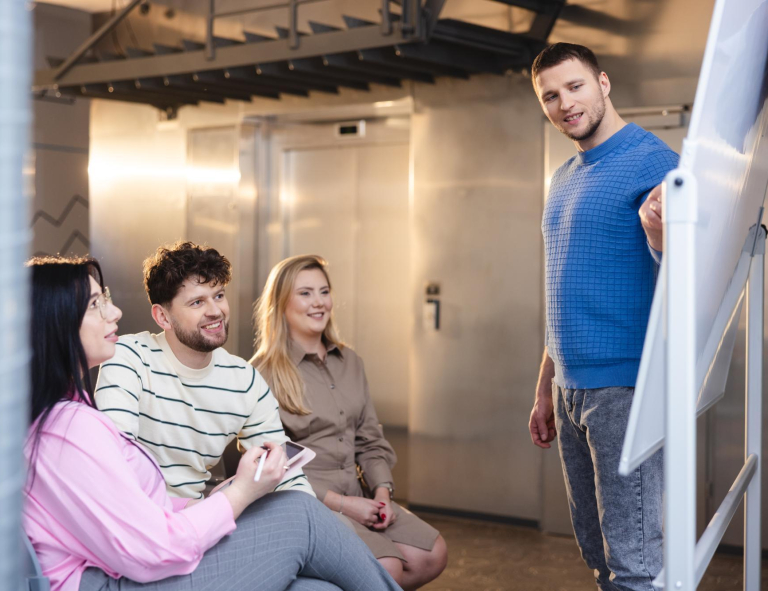 Marketing i sprzedaż | Studia I stopnia we Wrocławiu | Uniwersytet WSB Merito we Wrocławiu: studenci pracujący nad projektem grupowym