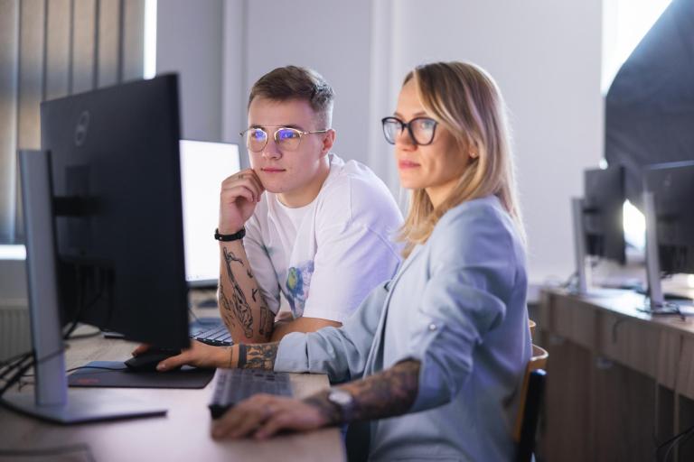 Media cyfrowe i grafika komputerowa | Studia I stopnia we Wrocławiu | Uniwersytet WSB Merito we Wrocławiu: student i wykładowczyni w pracowni komputerowej