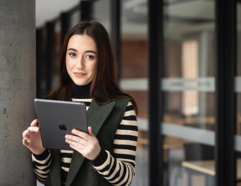 Prawo w biznesie | Studia I stopnia we Wrocławiu | Uniwersytet WSB Merito we Wrocławiu: studentka trzymająca tablet