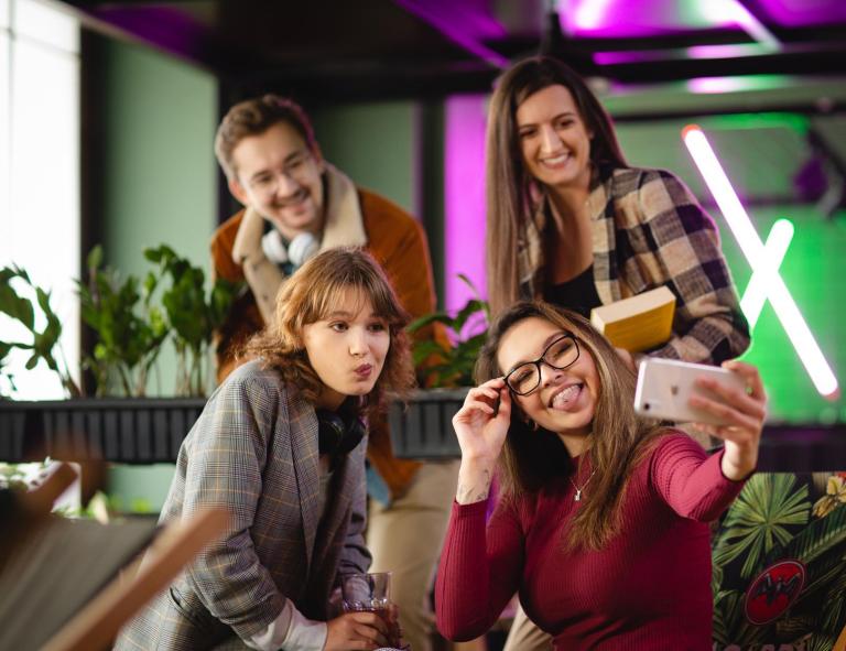 Strefa studenta | Uniwersytet WSB Merito we Wrocławiu: studencie pozujący do selfie
