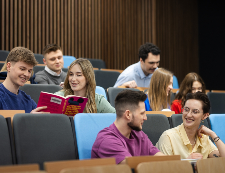 Finanse małych i średnich przedsiębiorstw | Studia I stopnia we Wrocławiu | Uniwersytet WSB Merito we Wrocławiu: studenci na sali wykładowej