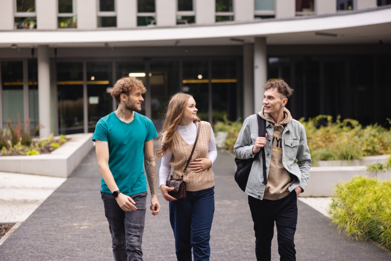 Certyfikaty językowe | Uniwersytet WSB Merito we Wrocławiu: Grupa studentów przed budynkiem merito