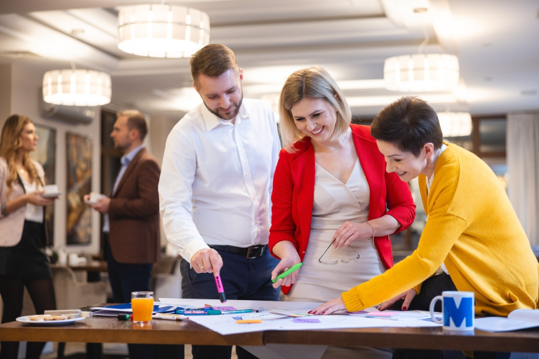 Analiza Danych – Data Science z elementami AI | Studia podyplomowe we Wrocławiu | Uniwersytet WSB Merito we Wrocławiu: uczestnicy studiów podyplomowych pracujący nad wspólnym projektem