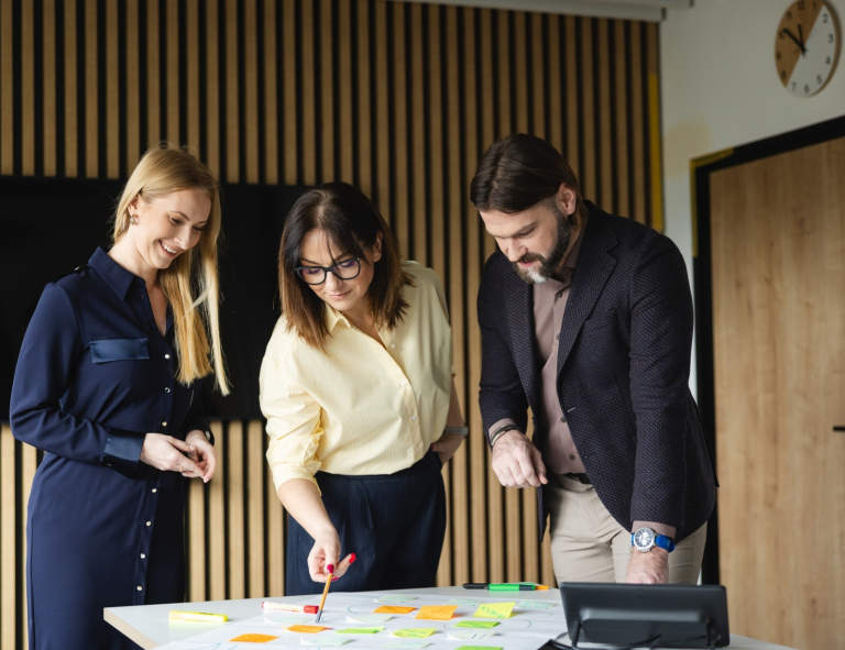 Fintech - innowacje technologiczne na rynku finansowym | Studia podyplomowe we Wrocławiu | Uniwersytet WSB Merito we Wrocławiu: uczestnicy studiów podyplomowych pracujący nad wspólnym projektem